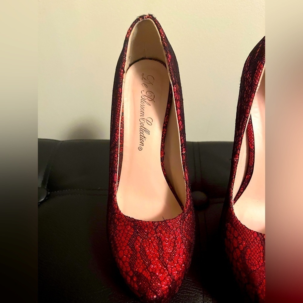 ⭐️ Sexy black and red lace high platform heels 👠- size 6 - Picture 4 of 10